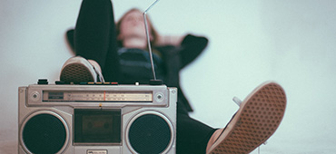 radio met persoon die luistert